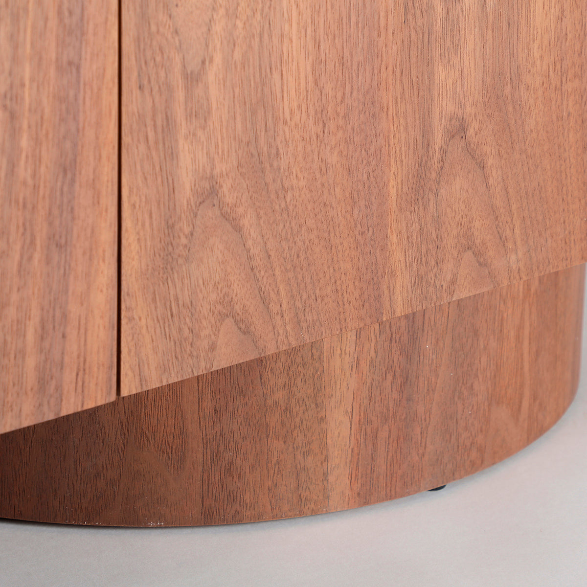 Aparador marrón y beige, fabricado en madera DM, chapa de nogal y mármol.