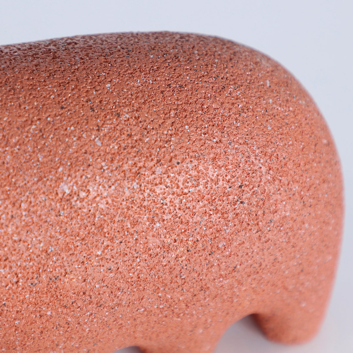 Jarrón en color terracota con acabado rugoso, fabricado de resina.