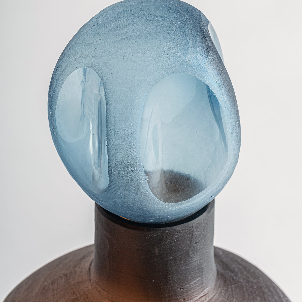 Jarrón fabricado de vidrio en color marrón y azul, estilo contemporáneo.