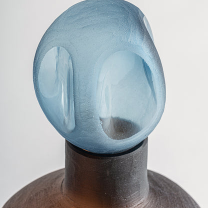 Jarrón fabricado de vidrio en color marrón y azul, estilo contemporáneo.
