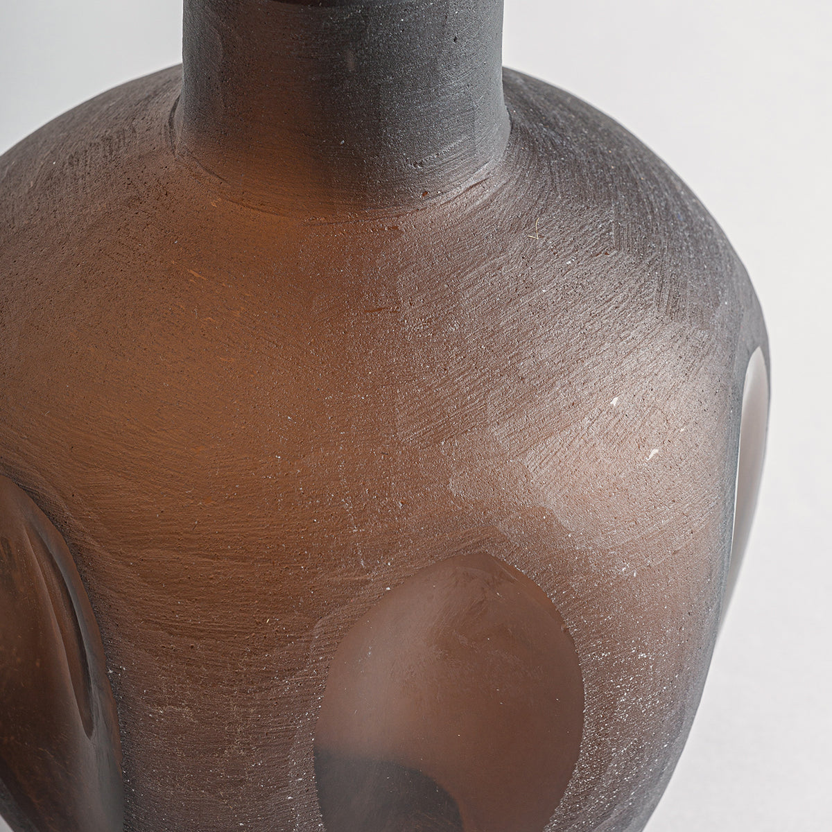 Jarrón fabricado de vidrio en color marrón y azul, estilo contemporáneo.