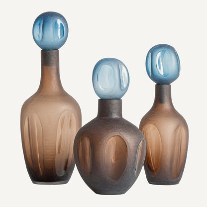 Jarrón fabricado de vidrio en color marrón y azul, estilo contemporáneo.