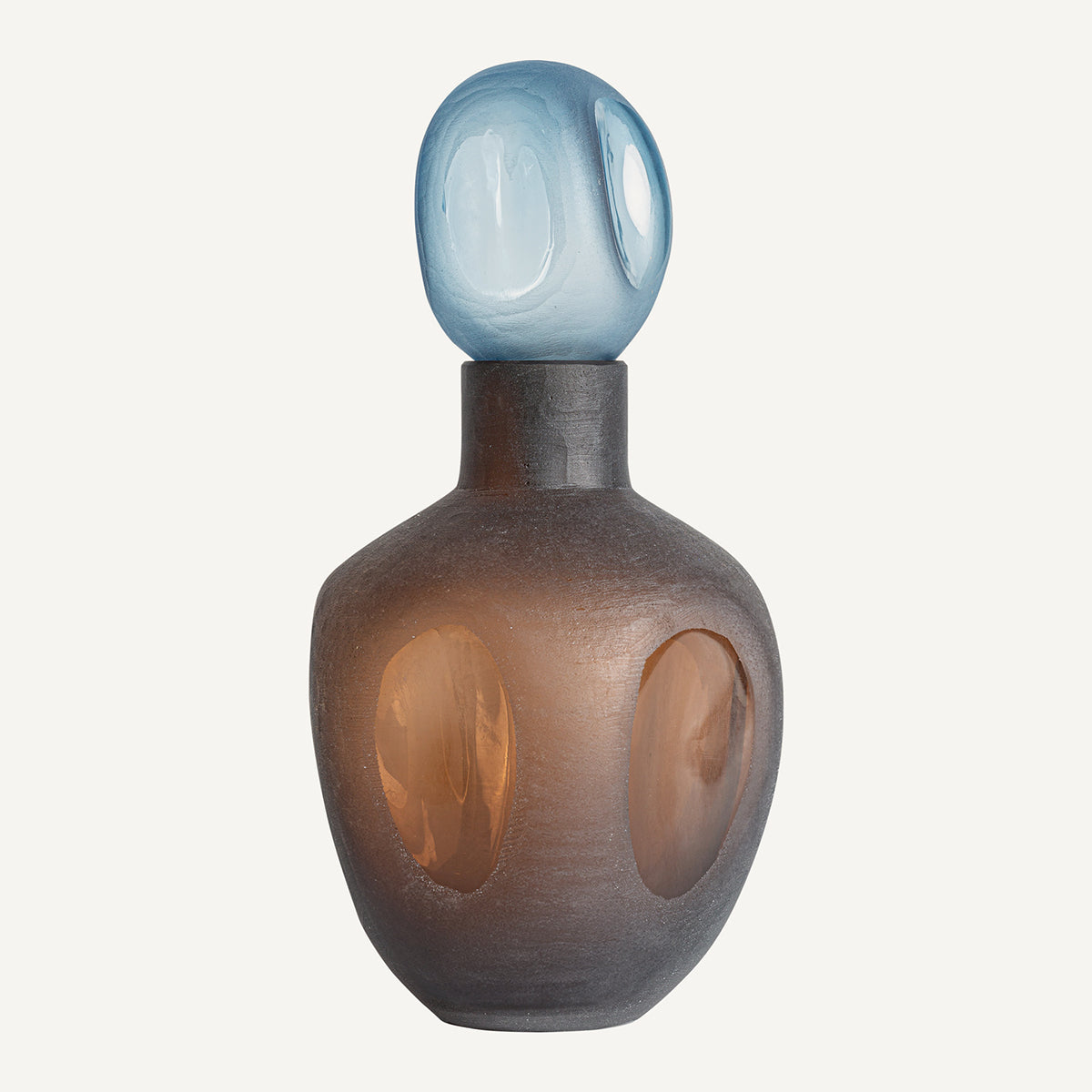Jarrón fabricado de vidrio en color marrón y azul, estilo contemporáneo.