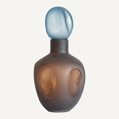 Jarrón fabricado de vidrio en color marrón y azul, estilo contemporáneo.