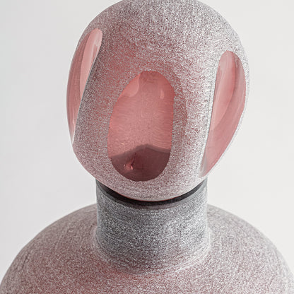 Jarrón fabricado de vidrio rosa, estilo contemporáneo.