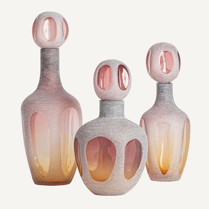 Jarrón fabricado de vidrio rosa, estilo contemporáneo.