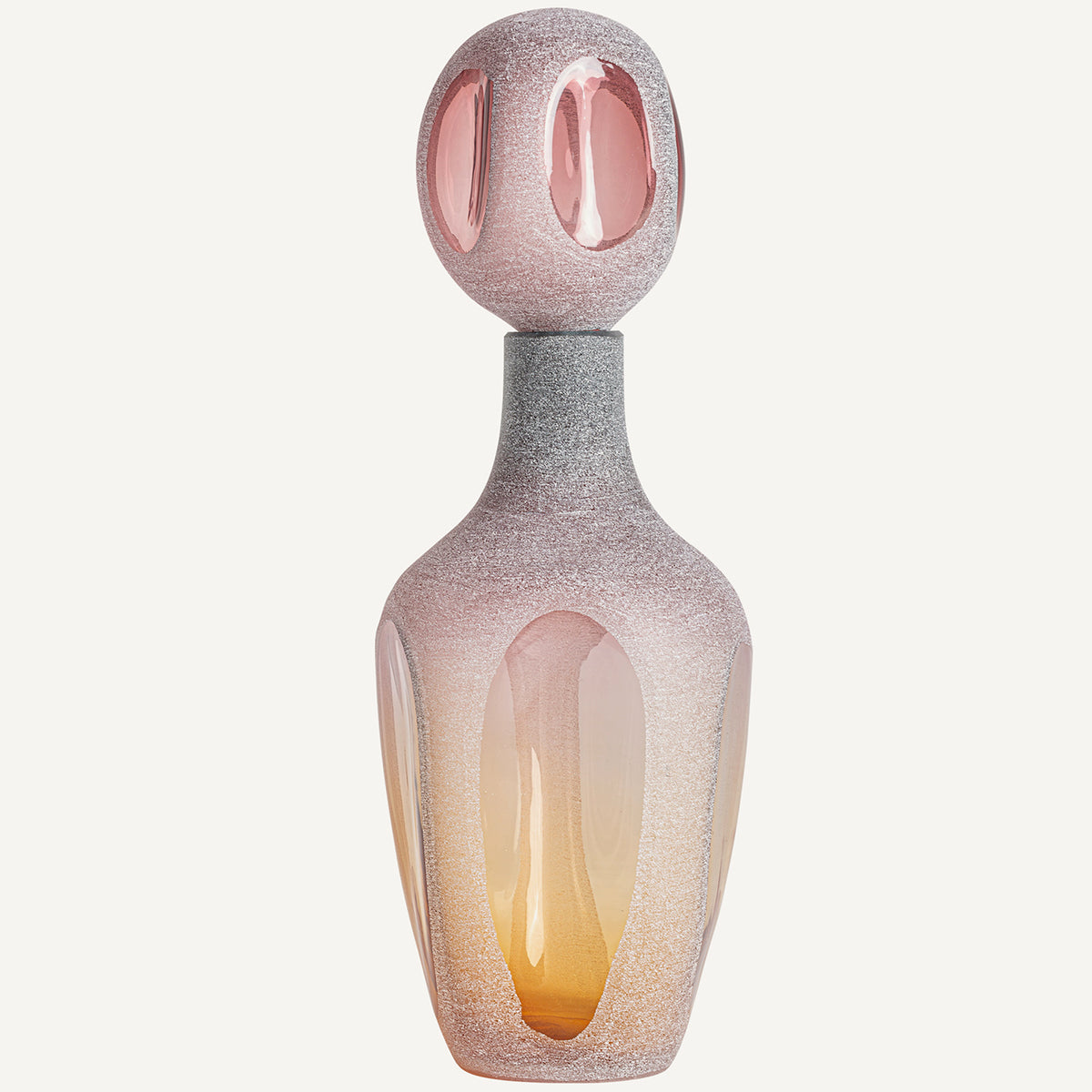 Jarrón fabricado de vidrio rosa, estilo contemporáneo.