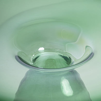 Jarrón fabricado de vidrio en color verde con acabado traslúcido. Estilo contemporáneo