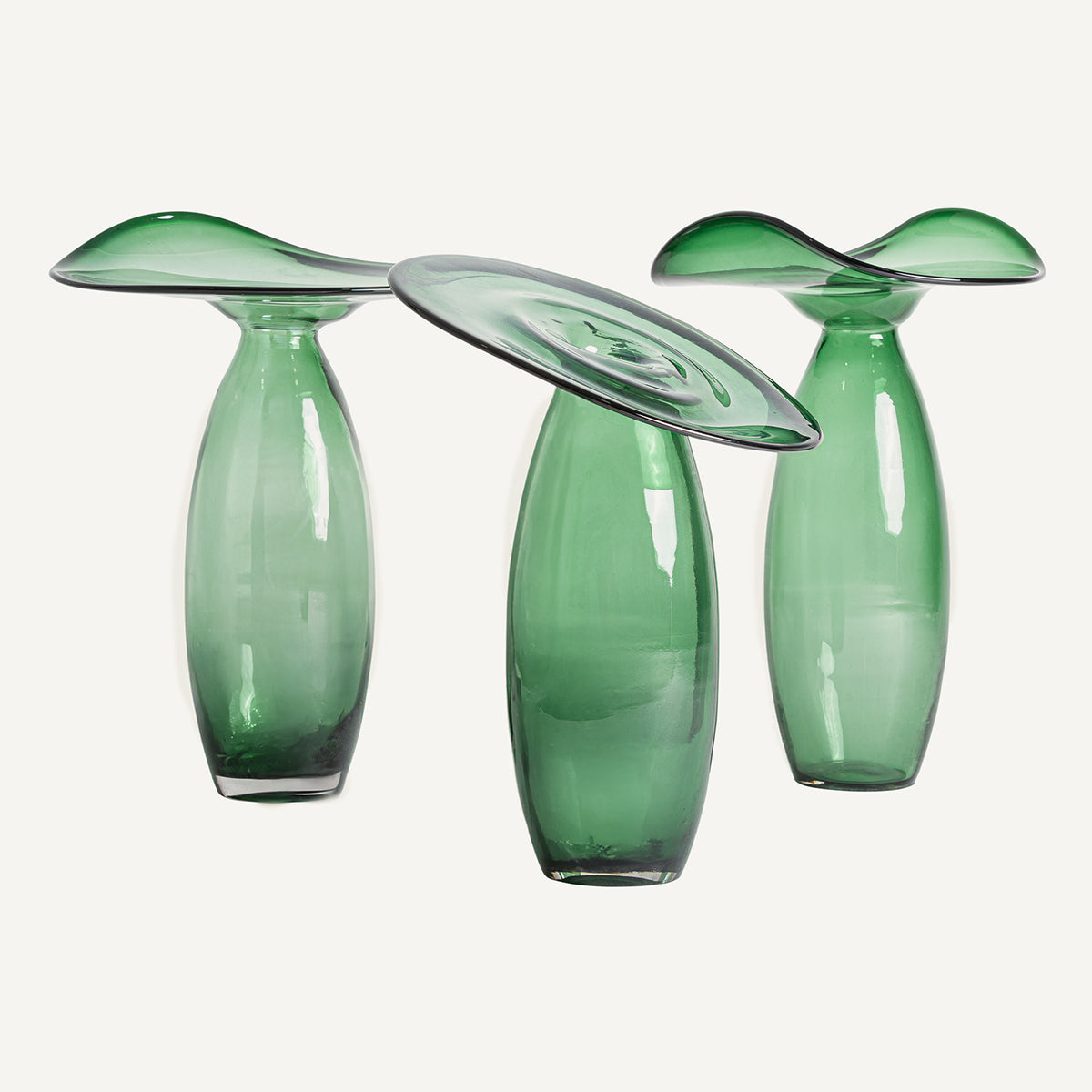 Jarrón fabricado de vidrio en color verde con acabado traslúcido. Estilo contemporáneo