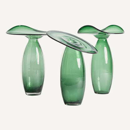 Jarrón fabricado de vidrio en color verde con acabado traslúcido. Estilo contemporáneo