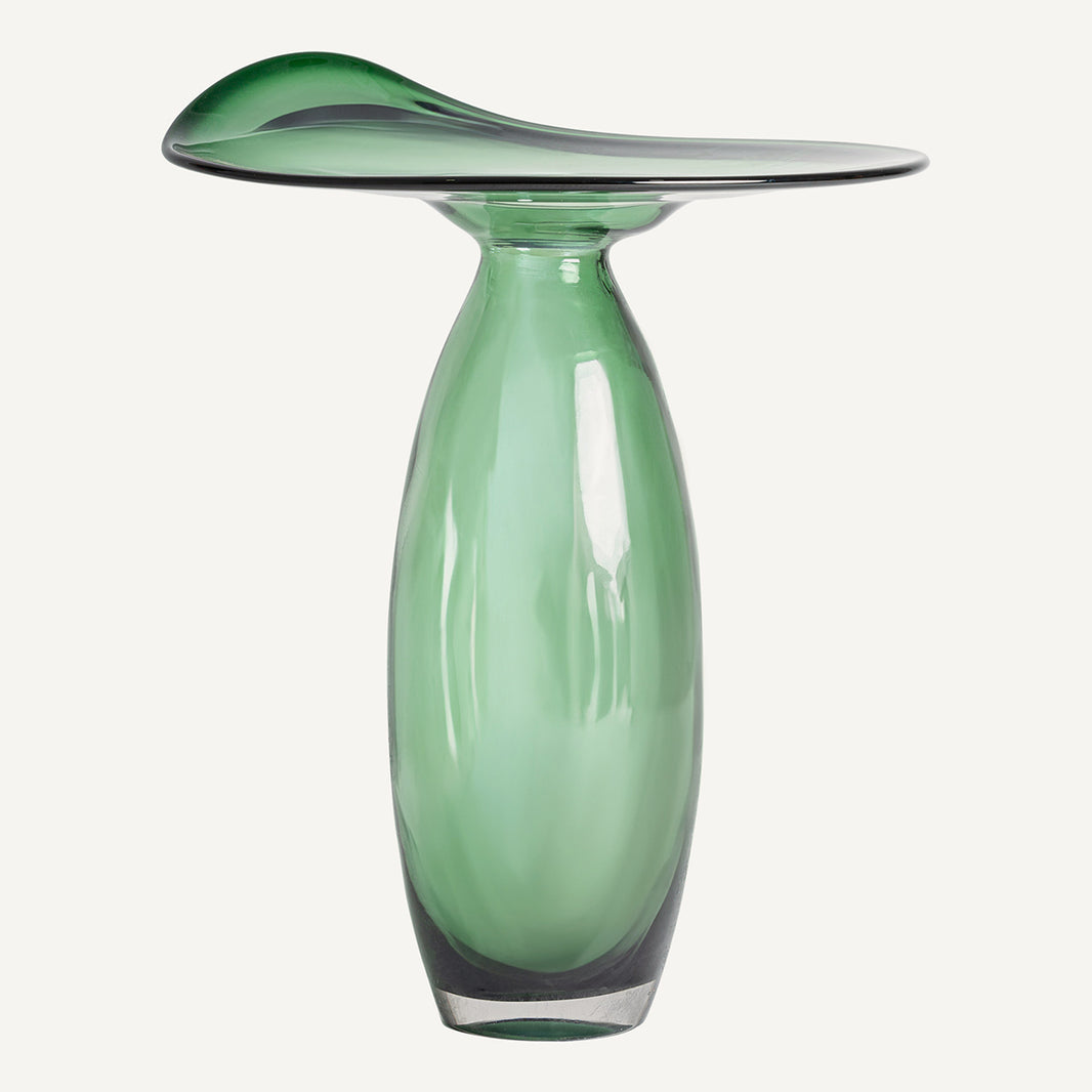 Jarrón fabricado de vidrio en color verde con acabado traslúcido. Estilo contemporáneo