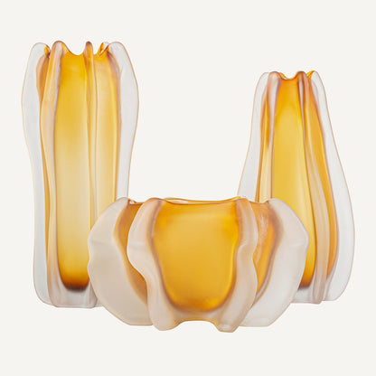 Jarrón fabricado de vidrio en color ámbar, estilo contemporáneo.