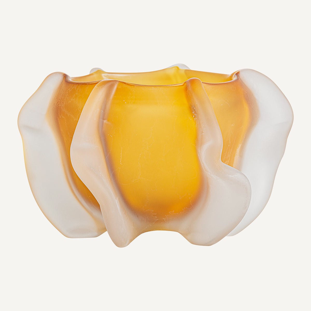 Jarrón fabricado de vidrio en color ámbar, estilo contemporáneo.