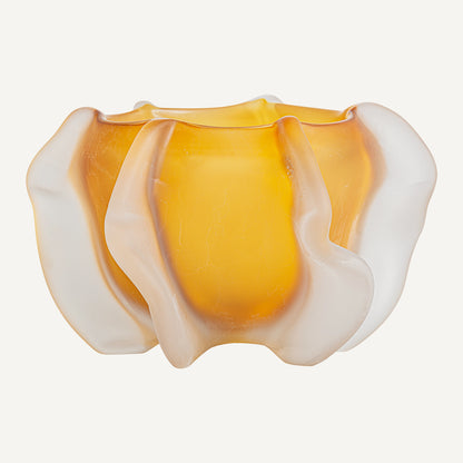 Jarrón fabricado de vidrio en color ámbar, estilo contemporáneo.