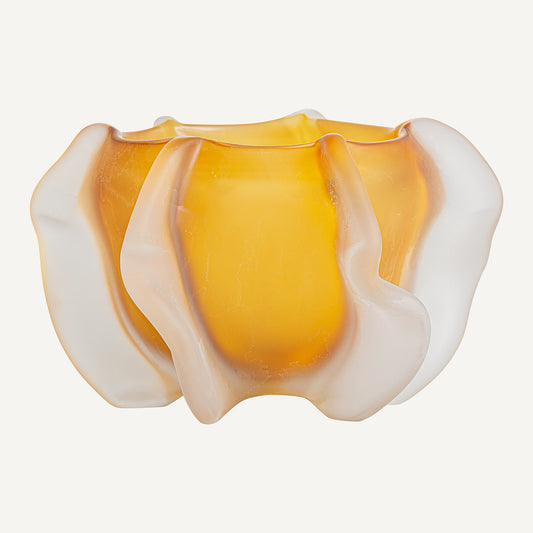 Jarrón fabricado de vidrio en color ámbar, estilo contemporáneo.