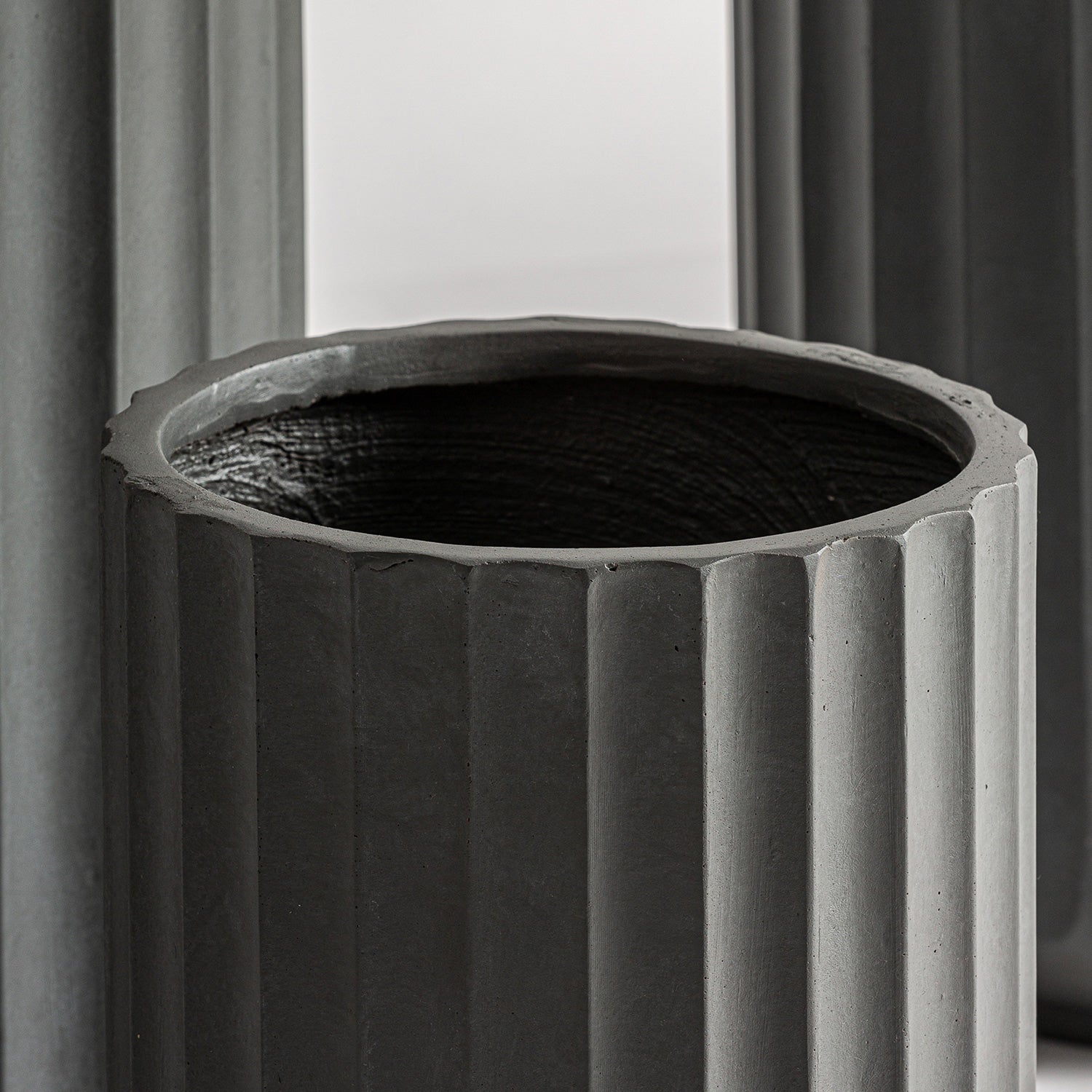 Set de 3 Maceteros gris oscuro en distintos tamaños