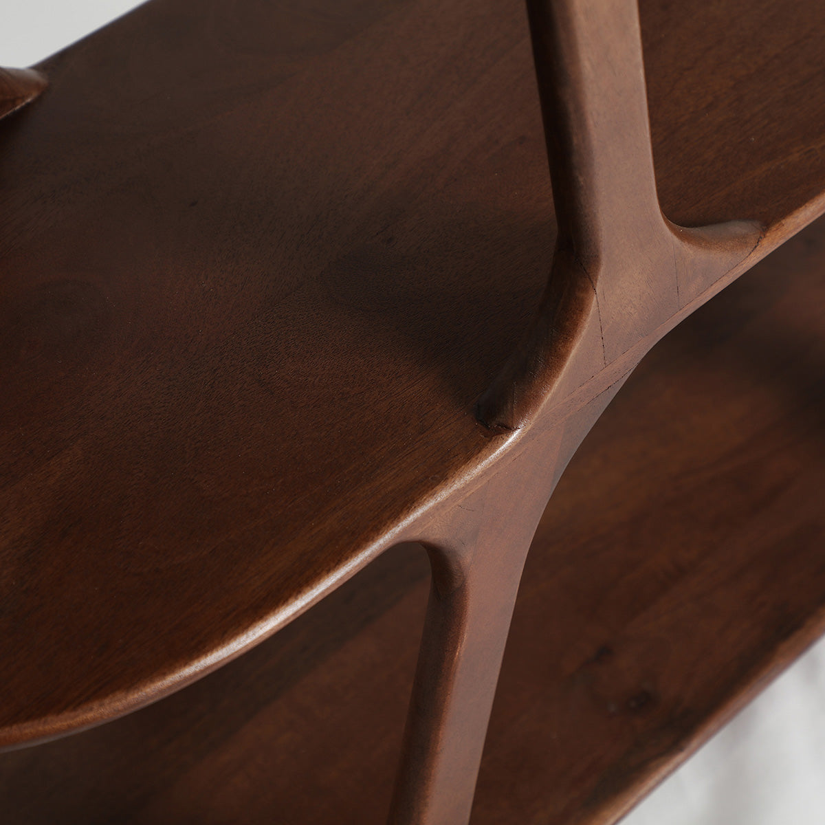 Estantería fabricada en madera de mango marrón oscuro.