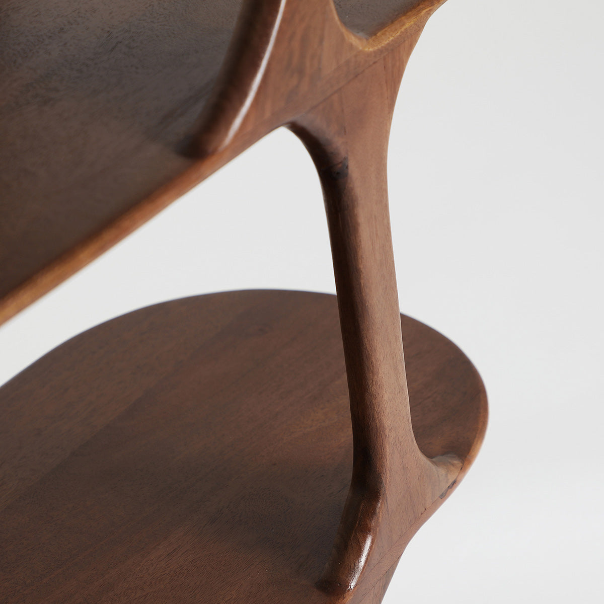 Estantería fabricada en madera de mango marrón oscuro.