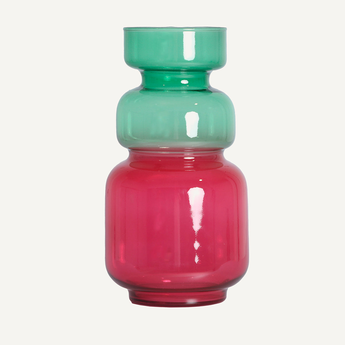 Jarrón en color verde y rosa fucsia con acabado traslúcido, fabricado de cristal.