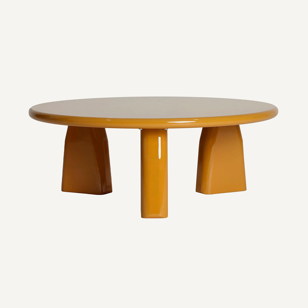Mesa de centro fabricada en madera DM con acabado lacado, color mostaza.