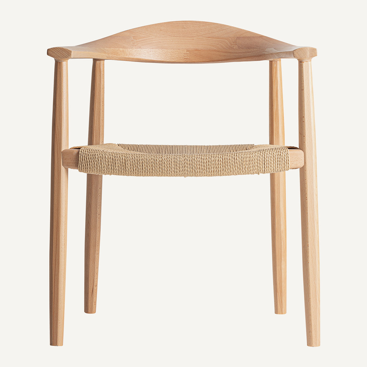 Silla en color marrón claro, fabricada de madera de haya combinada con cuerda beige.