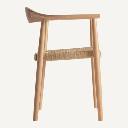 Silla en color marrón claro, fabricada de madera de haya combinada con cuerda beige.