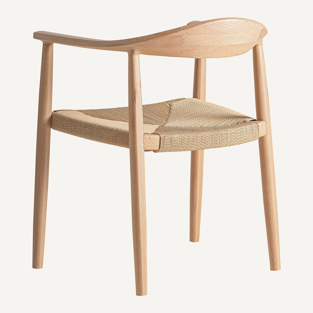 Silla en color marrón claro, fabricada de madera de haya combinada con cuerda beige.