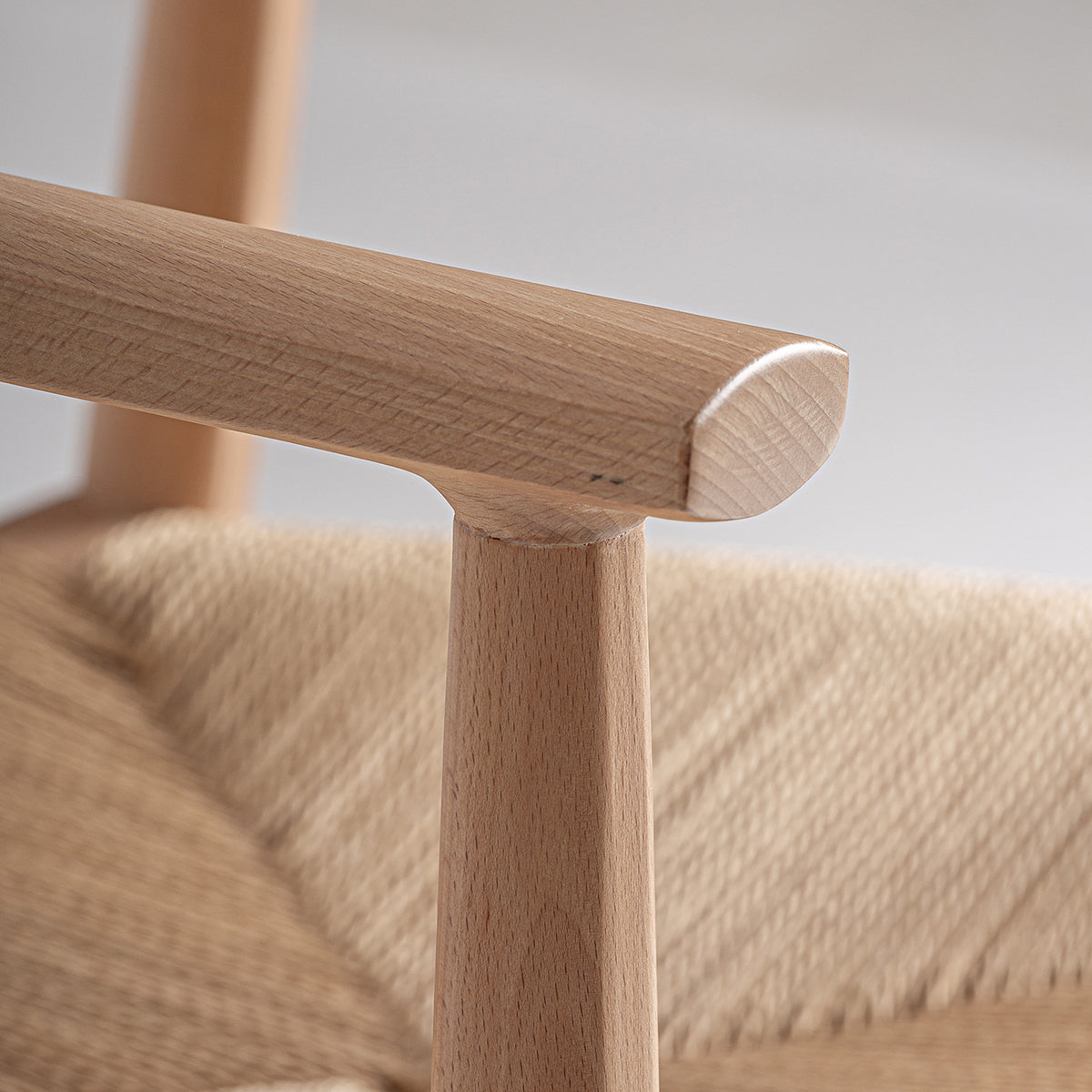 Silla en color marrón claro, fabricada de madera de haya combinada con cuerda beige.