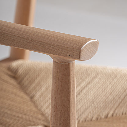 Silla en color marrón claro, fabricada de madera de haya combinada con cuerda beige.