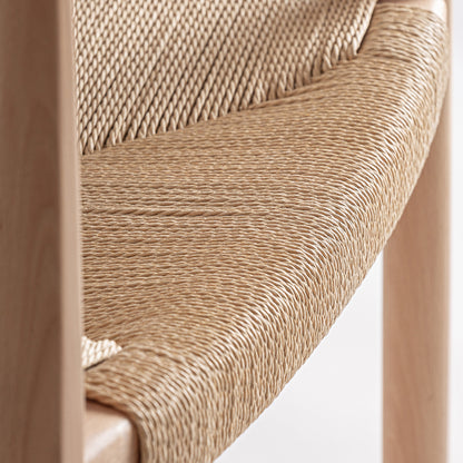 Silla en color marrón claro, fabricada de madera de haya combinada con cuerda beige.
