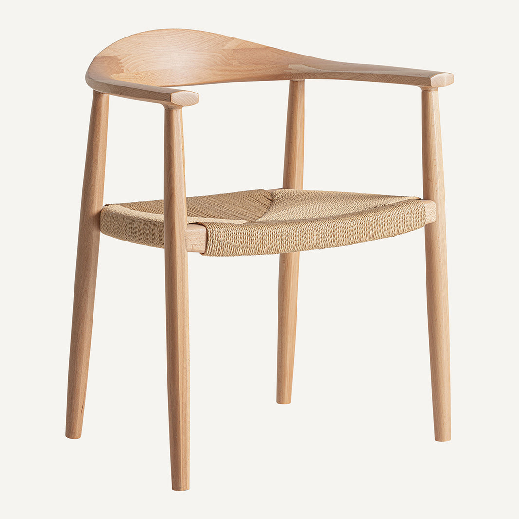 Silla en color marrón claro, fabricada de madera de haya combinada con cuerda beige.