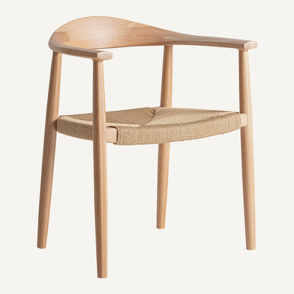 Silla en color marrón claro, fabricada de madera de haya combinada con cuerda beige.