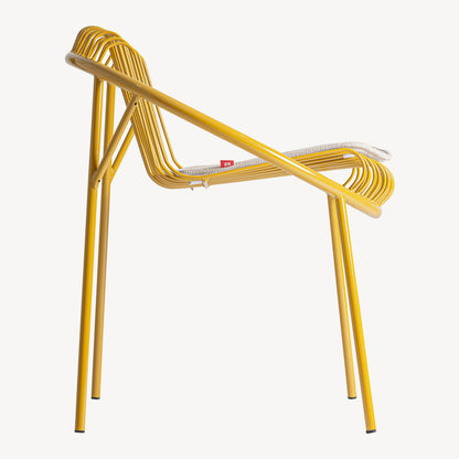 Silla para terraza Brienz en acabado mostaza para proyectos de restauración