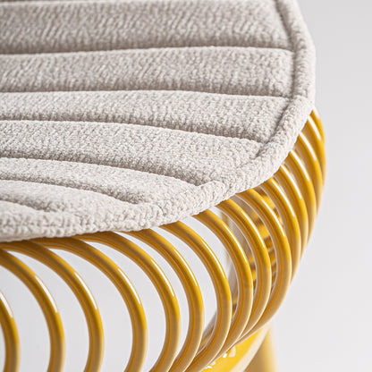 Detalle de silla outdoor Brienz con estructura metálica amarilla y asiento tapizado