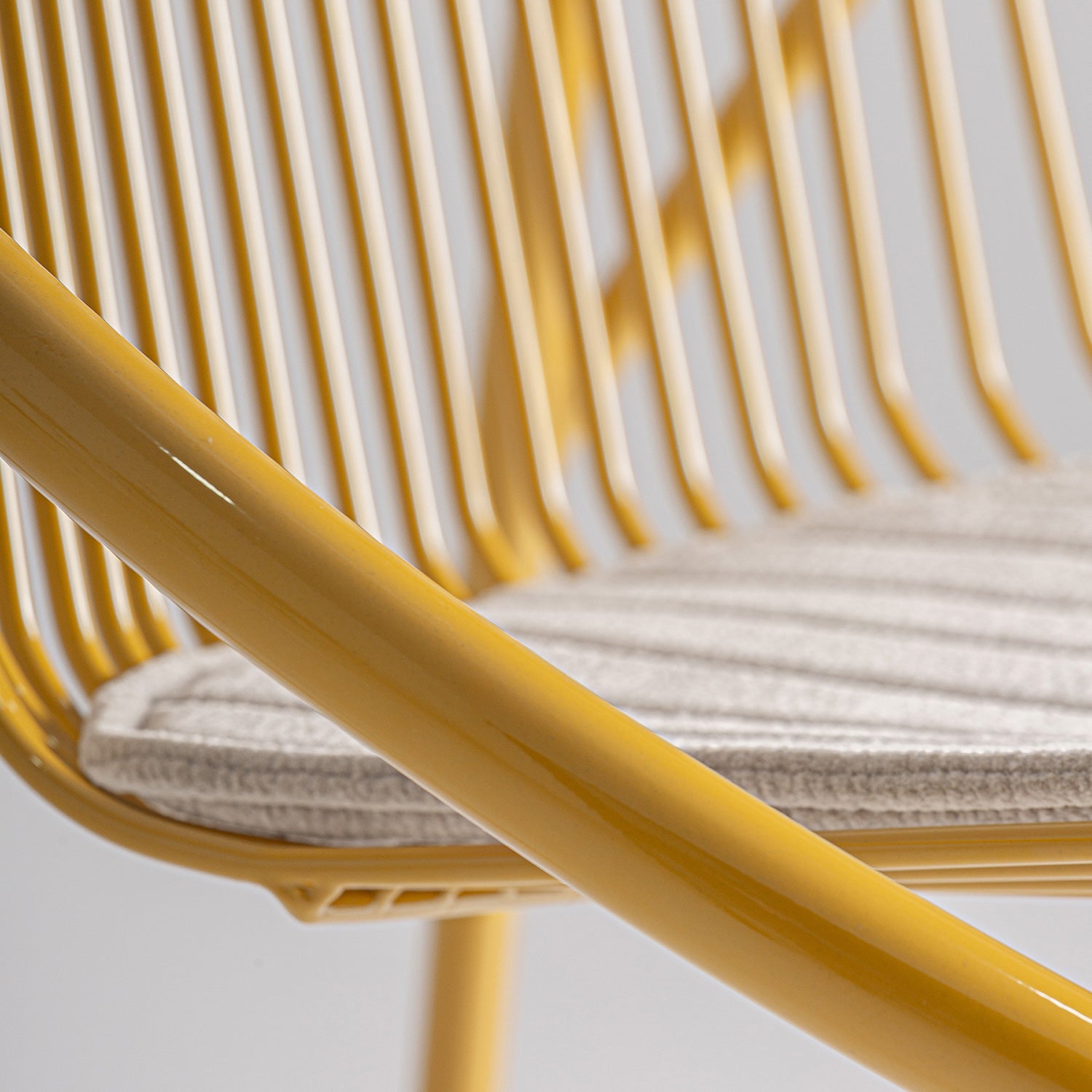 Detalle de silla outdoor Brienz con estructura metálica amarilla y asiento tapizado hidrófugo
