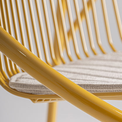 Detalle de silla outdoor Brienz con estructura metálica amarilla y asiento tapizado hidrófugo