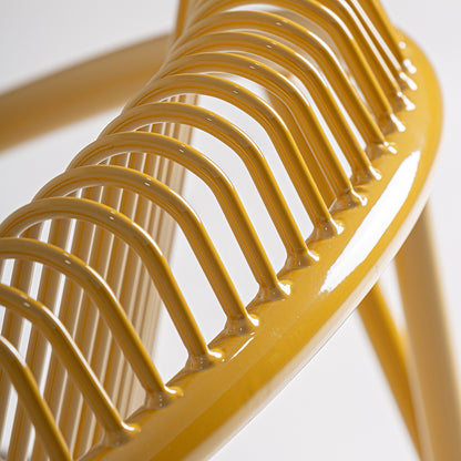 Detalle de silla outdoor Brienz con estructura metálica amarilla y asiento tapizado