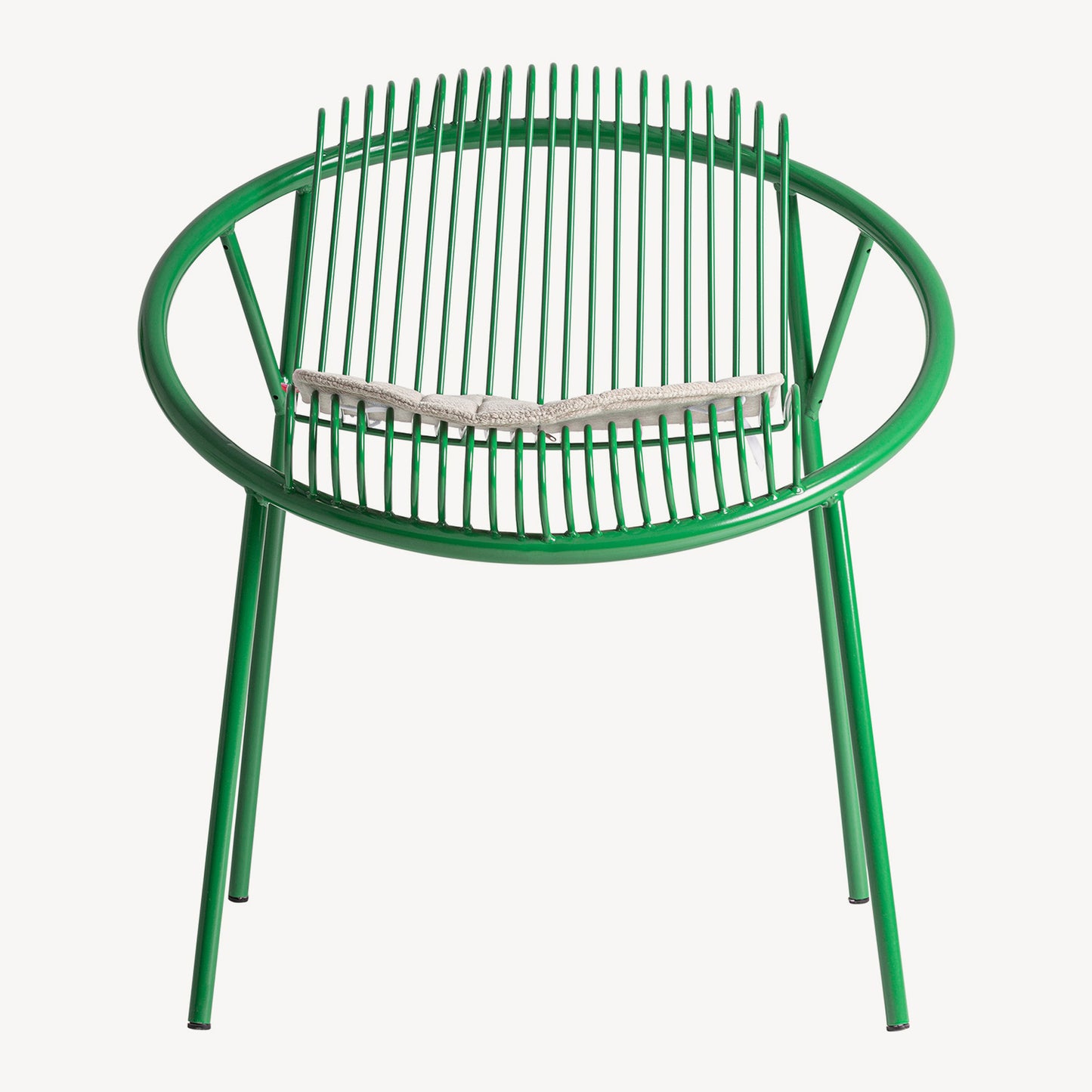Detalle de silla outdoor Brienz con estructura metálica verde y asiento tapizado