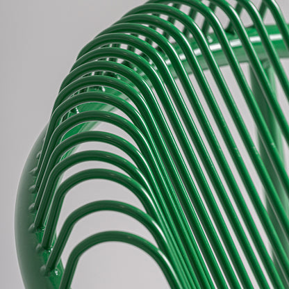 Detalle de silla outdoor Brienz con estructura metálica verde y asiento tapizado