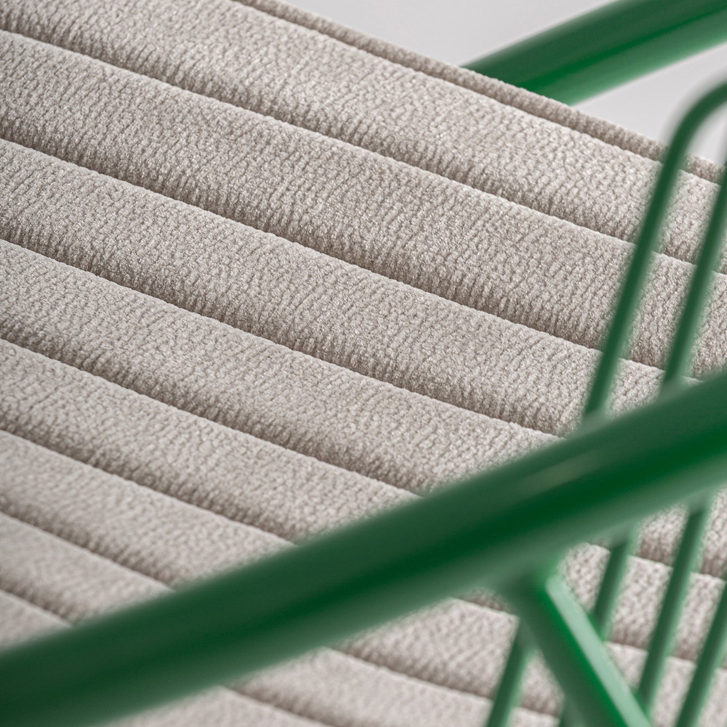Detalle de silla outdoor Brienz con estructura metálica verde y asiento tapizado