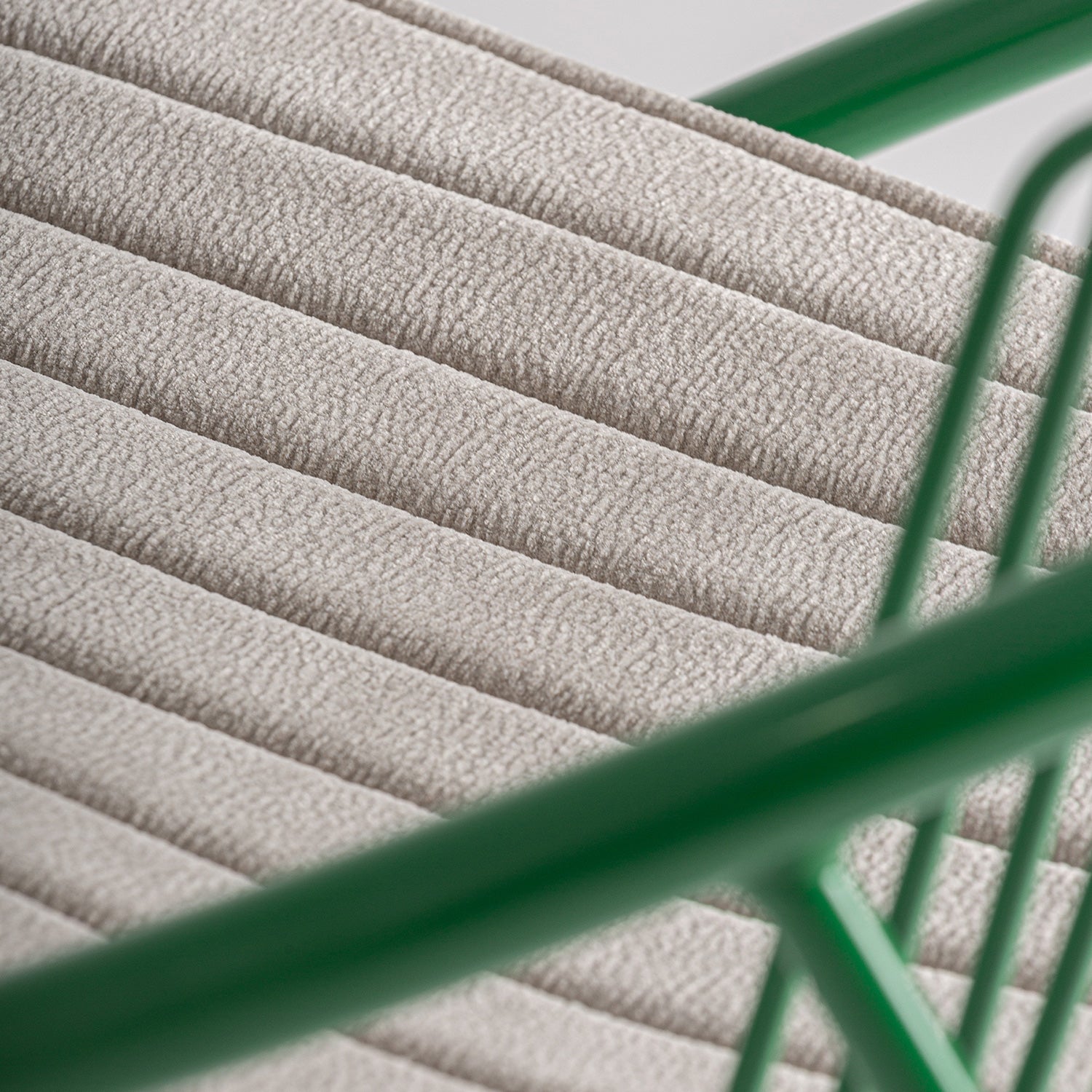 Detalle de silla outdoor Brienz con estructura metálica verde y asiento tapizado