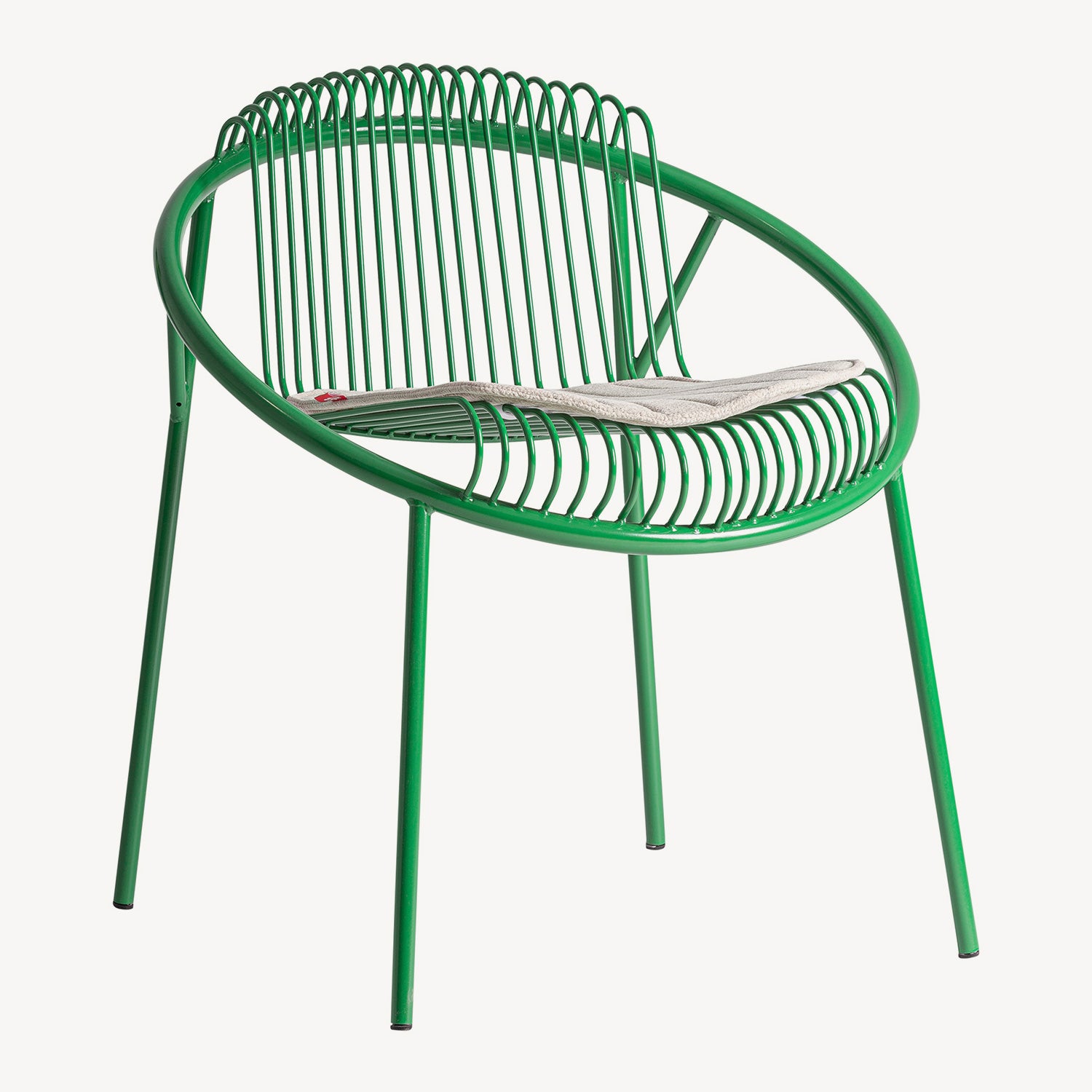 Detalle de silla outdoor Brienz con estructura metálica verde y asiento tapizado