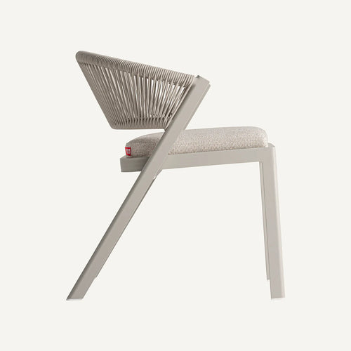 Silla de exterior de aluminio en gris, con polipropileno marfil.