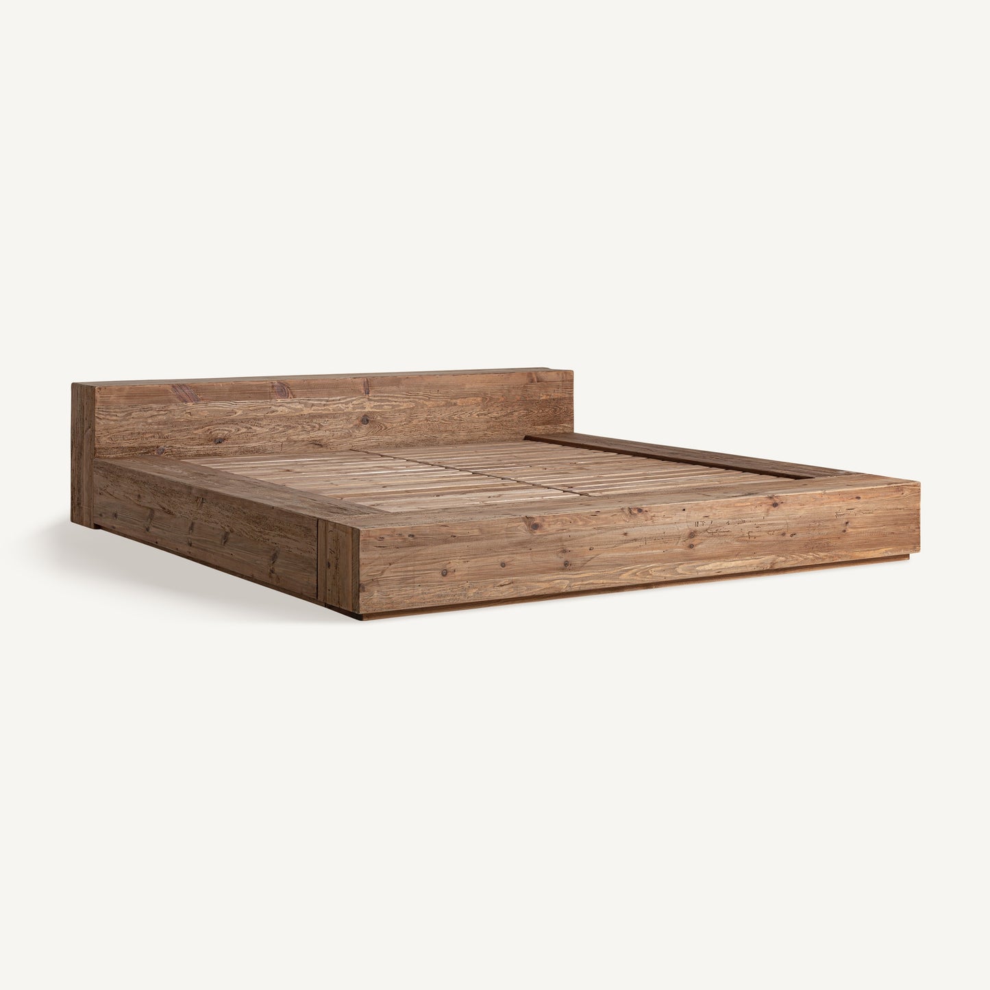 Cama de madera en dormitorio de estilo natural y contemporáneo