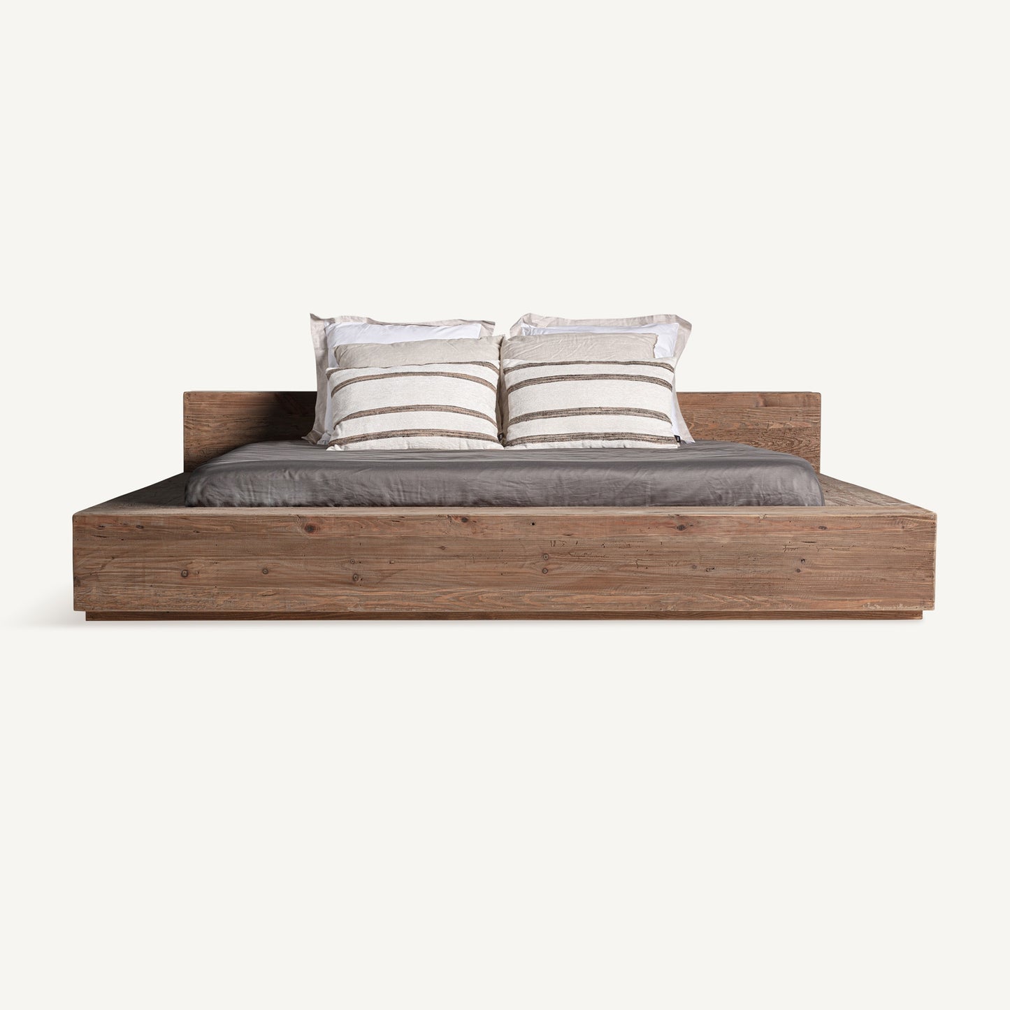 Cama de madera de pino reciclado 180x200 Truel en dormitorio natural