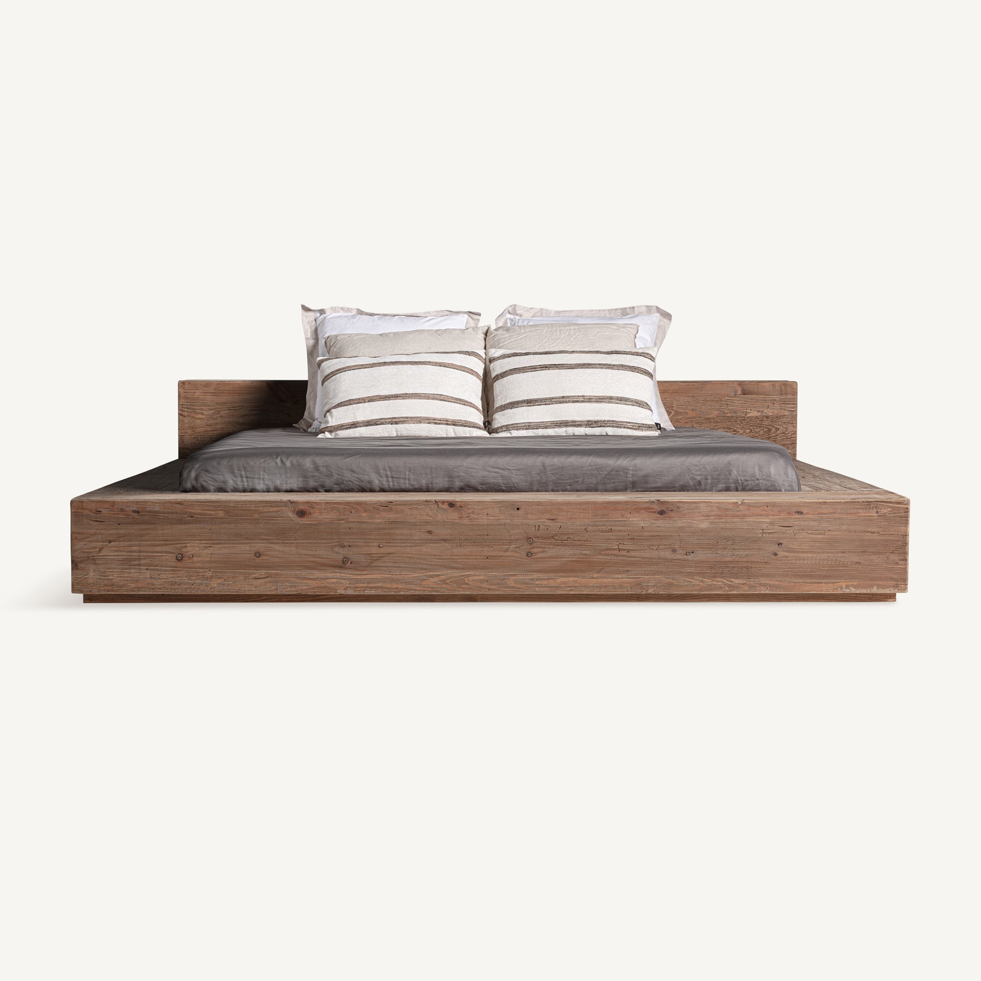 Cama de madera de pino reciclado 180x200 Truel en dormitorio natural