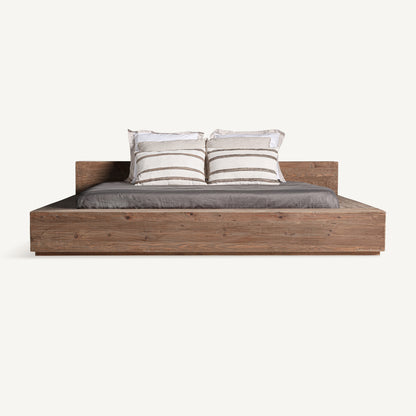 Cama de madera de pino reciclado 180x200 Truel en dormitorio natural