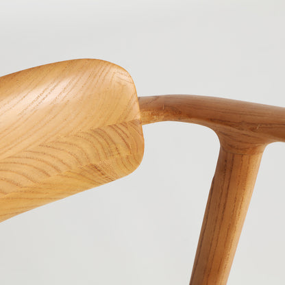 Silla de interior Eriswil de madera de olmo con diseño cálido y atemporal