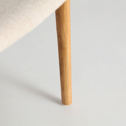 Detalle de pata Silla Eriswil para comedor con acabado en madera natural y tapizado crema