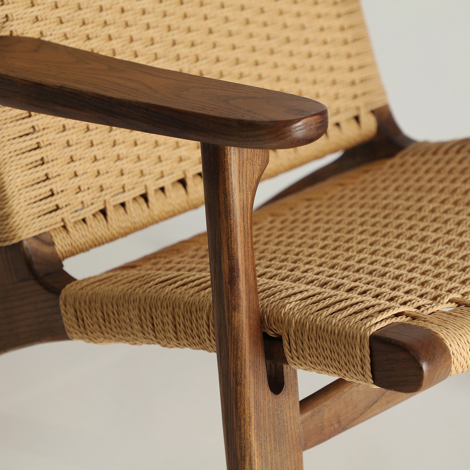 Sillón Jeshare  tipo butaca de madera con tapizado en cuerda trenzada